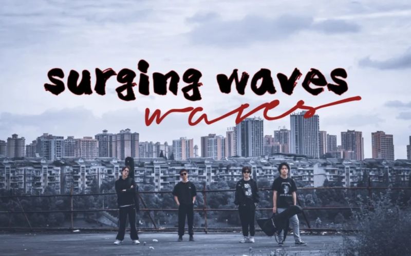 ファイル:Surgingwaves 11.jpg